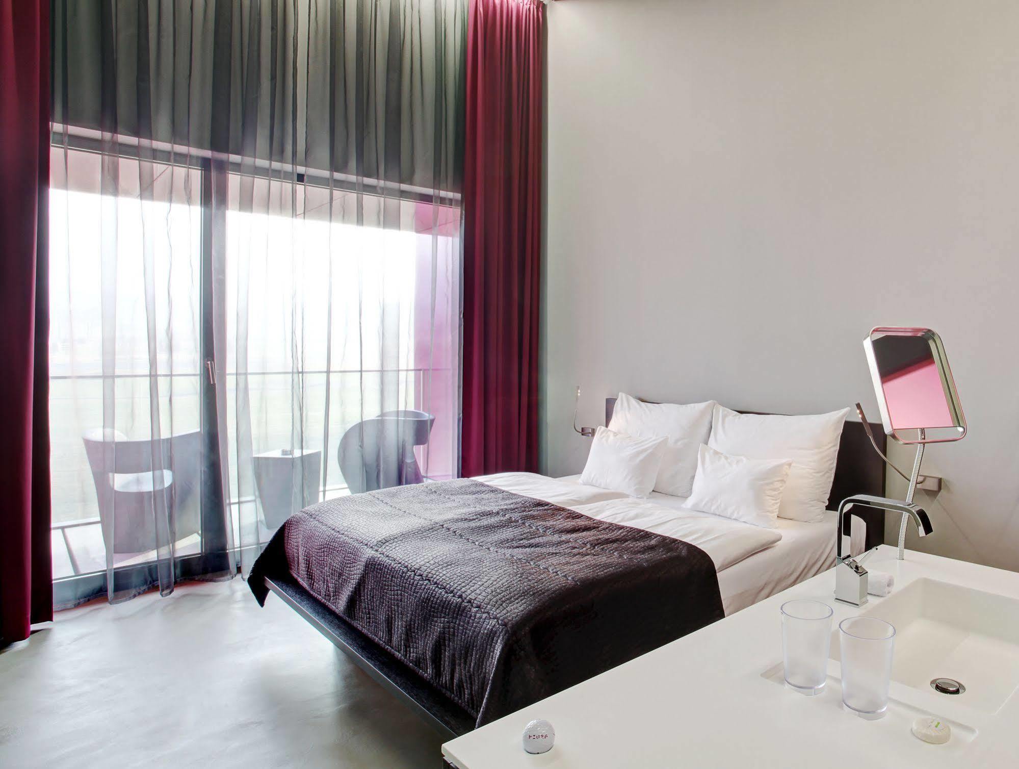 Miura Hotel Celadna Luaran gambar