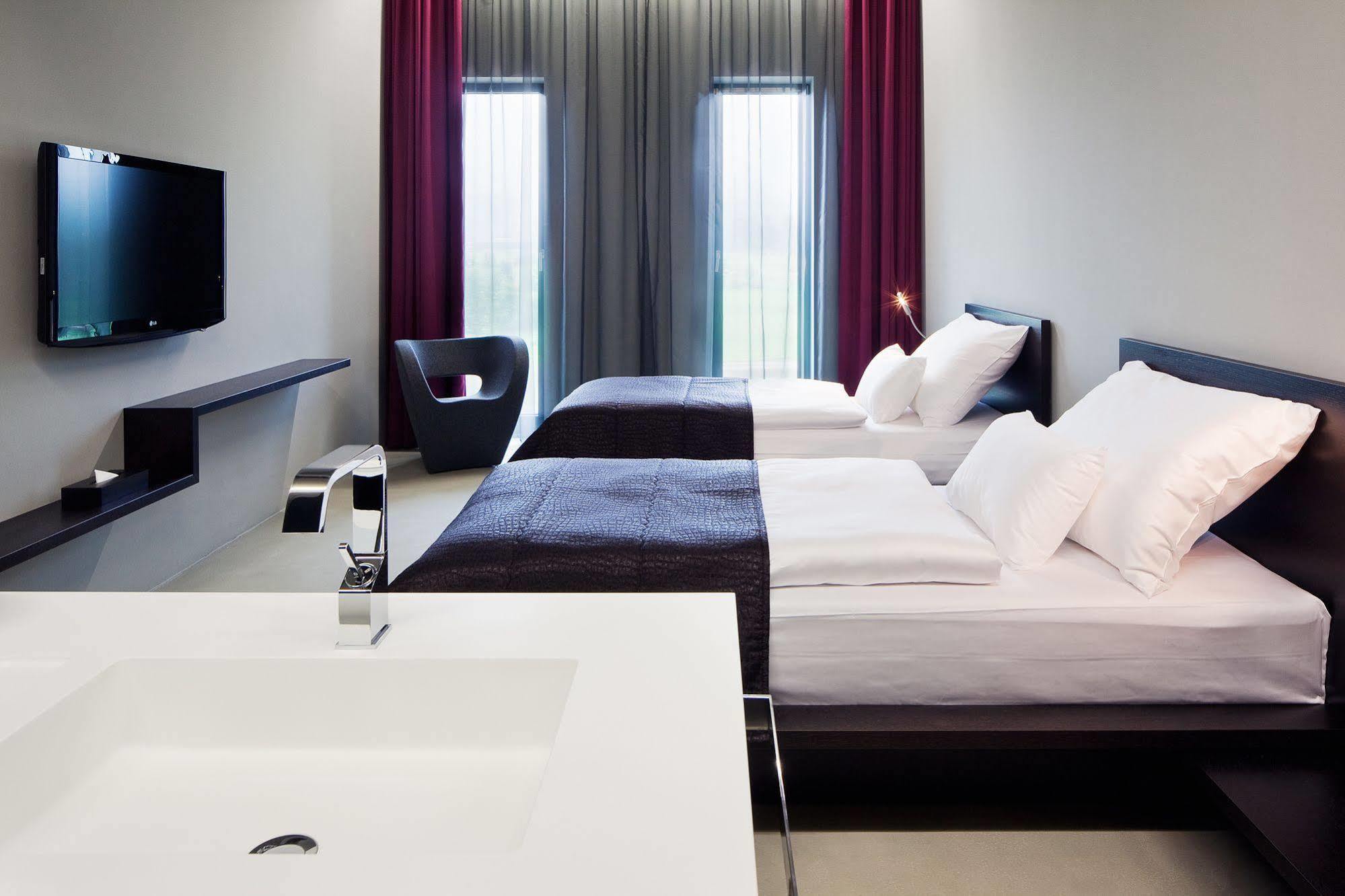 Miura Hotel Celadna Luaran gambar